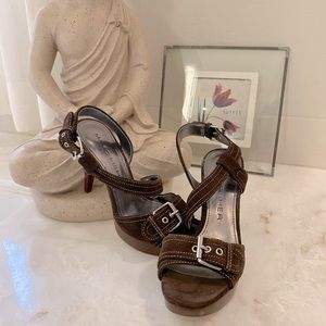 EUC Marc Fisher suede sandals